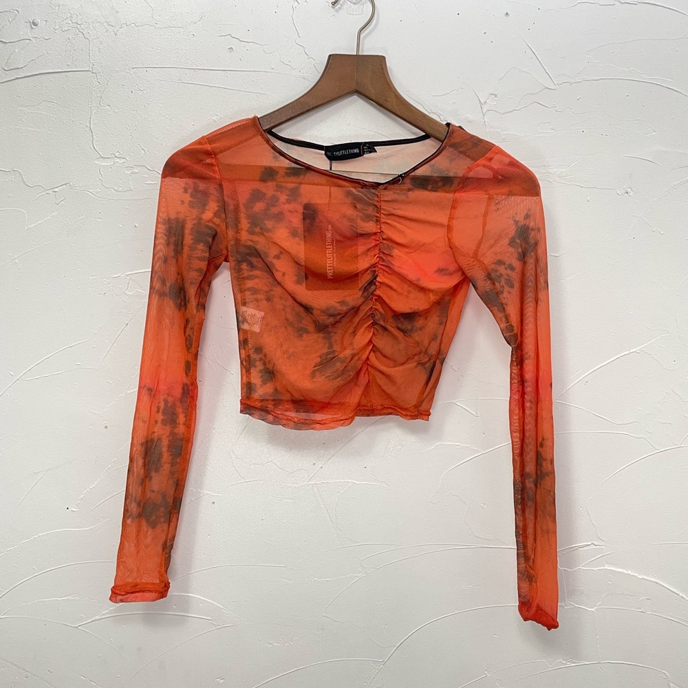 Pretty Little Thing Petite Ruched Red Water Colour Mesh Top - Picture 4 of 9